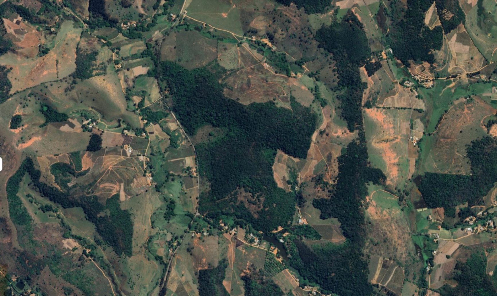 Vista aérea do fragmento florestal cercado por pastagens